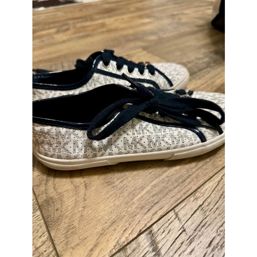 Michael Kors IMA Boreum Fashion White/Navy Size 3 Fashion Sneakers - fits 5.5 W - Picture 4 of 10